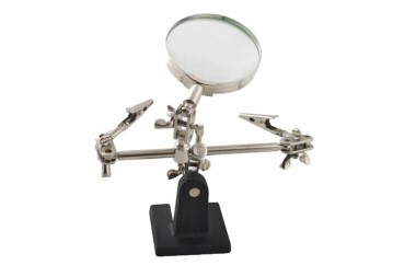 DERDE HAND MET VERGROOTGLAS BIJ SOLDEREN
